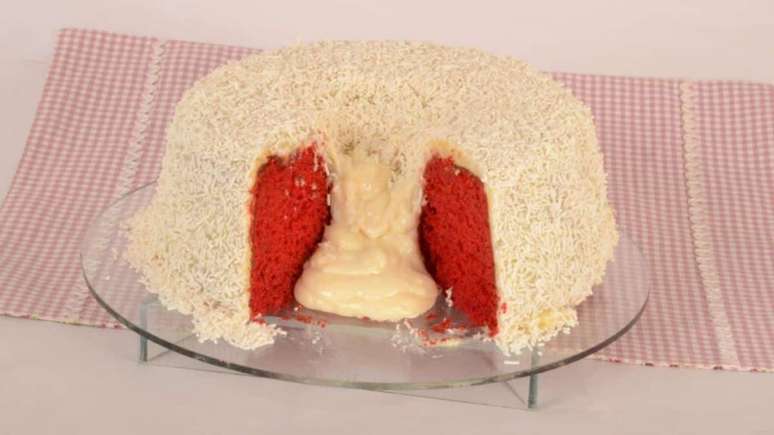 Bolo vulcão de red velvet – Foto: Guia da Cozinha