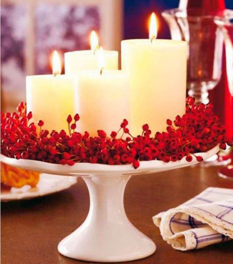 Decoração de natal; mesa de natal decorada; vela de natal; decoração de natal simples