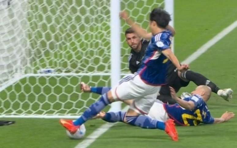 Polêmico momento que originou o gol japonês e vem dando o que falar (Foto: Reprodução / Fifa)