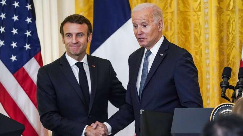 Biden fez seus comentários sobre possíveis negociações com o líder da Rússia ao lado do presidente francês, Emmanuel Macron