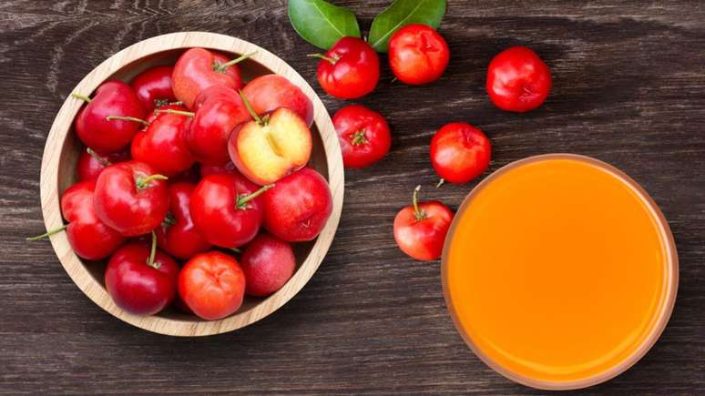 Aprenda a fazer polpa de acerola para preparar sucos – Foto: Shutterstock