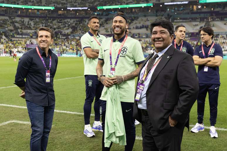 Neymar apareceu sorridente no gramado antes de Brasil e Camarões