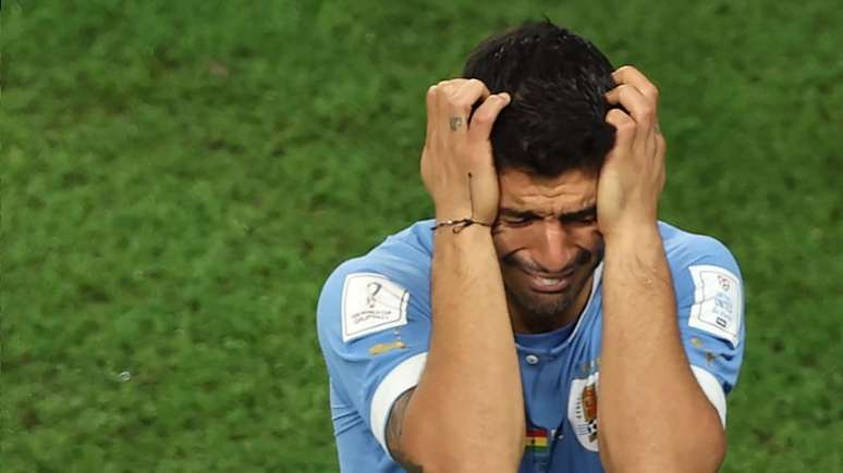 Suárez cai no choro após eliminação do Uruguai na Copa do Mundo (Foto: EFE/EPA/Tolga Bozoglu)