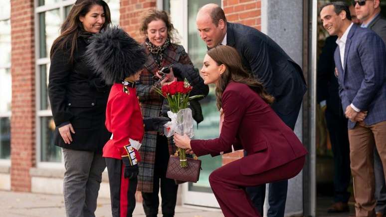 William e Kate ganharam flores de um menino vestido de guarda real durante viagem aos EUA