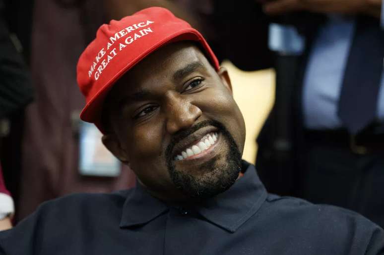 Ye com o boné "Make America Great Again", símbolo de apoio ao ex-presidente Donald Trump