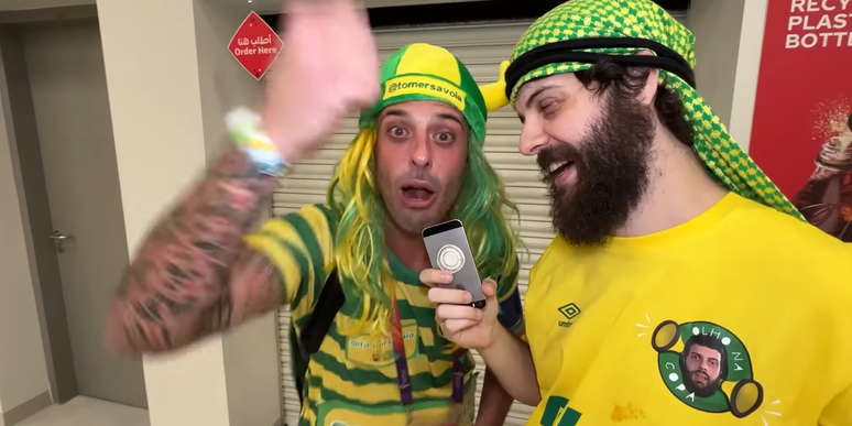 Tomer Savoia (esq., ao lado de Diogo Defante), torcedor brasileiro que tem viralizado na Copa do Catar