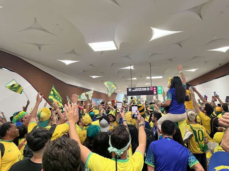 Brasileiros a caminho do estádio Lusail, no Catar, onde o Brasil enfrenta Camarões
