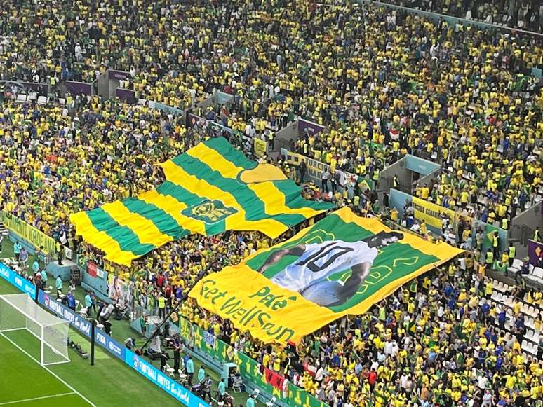 Torcida levou bandeira com recado para Pelé