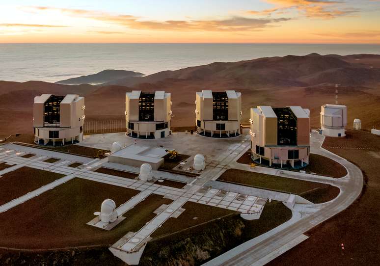 Instalações terrestres dos quatro telescópios principais do Very Large Telescope, no Chile