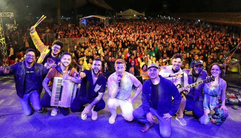 Integrantes da banda de forró Rastapé em show