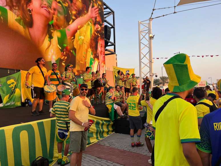 O principal ponto de encontro da torcida brasileira presente no Catar em dias de jogos da Seleção Brasileira passou a ser o evento organizado pelo Movimento Verde e Amarelo