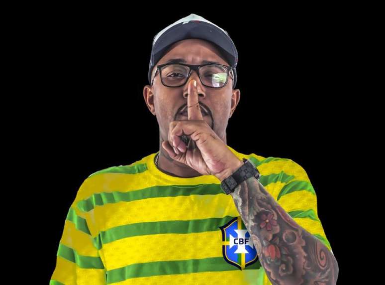 MC Duzinho usando camiseta da Seleção Brasileira