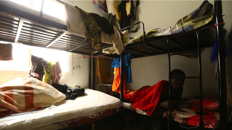 Acampamentos para trabalhadores migrantes nos estados do Golfo Pérsico costumam ficar superlotados