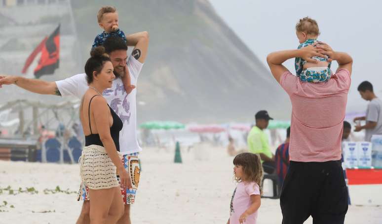 Filhos de Emilio Dantas e Fabiula Nascimento curtiram praia com os pais e se encontraram com Rafael Vitti e a filha, Clara Maria.