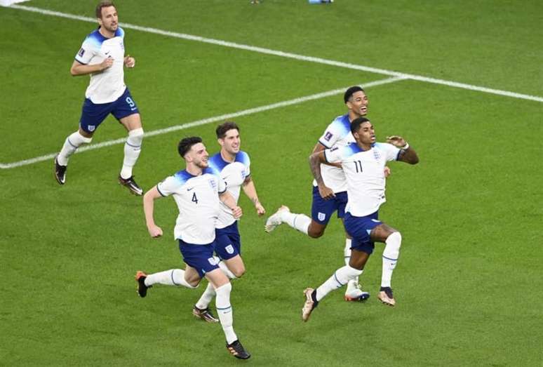 Jogadores da Inglaterra comemoram gol marcado sobre o País de Gales (Foto:EFE/EPA/Georgi Licovski)