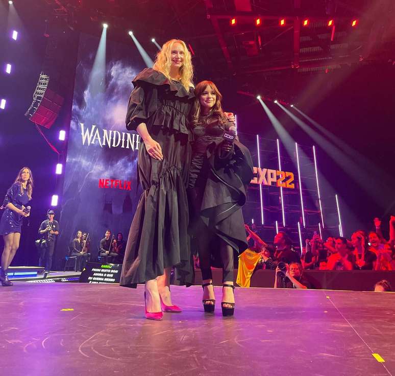 Gwendoline Christie e Jenna Ortega, de 'Wandinha', no painel da Netflix da CCXP22. Foto: Twitter/NetflixBrasil