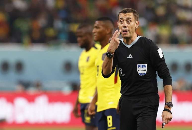 Clément Turpin apitou Uruguai xCoreia do Sul e Equador x Senegal na Copa (Foto: Rungroj Yongrit / EFE / EPA)