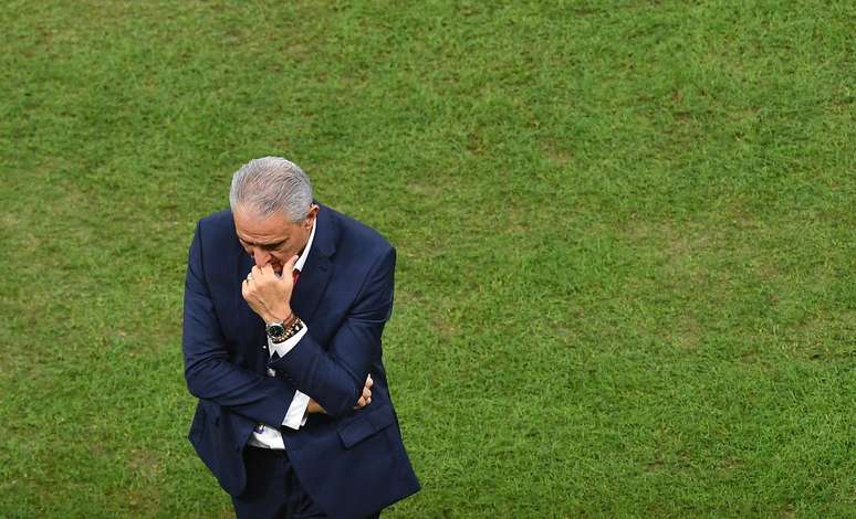 Tite durante o jogo do Brasil contra o Camarões