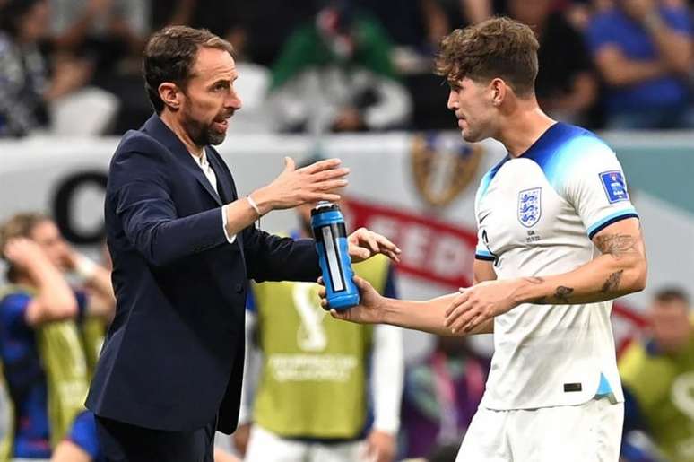 O técnico Gareth Southgate e o zagueiro John Stones exerceram as suas lideranças na reunião com o elenco inglês (Foto:  EFE/EPA/Neil Hall)