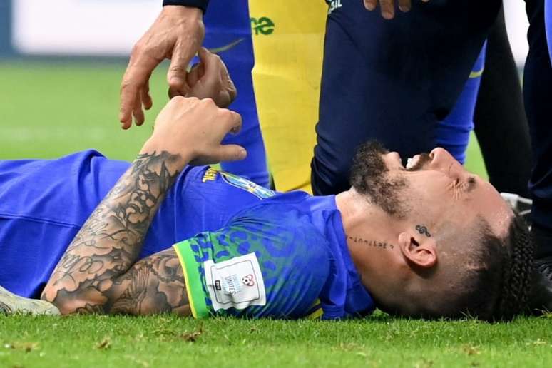 Alex Sandro deixou o campo chorando por conta da lesão no joelho (Foto: ISSOUF SANOGO / AFP)