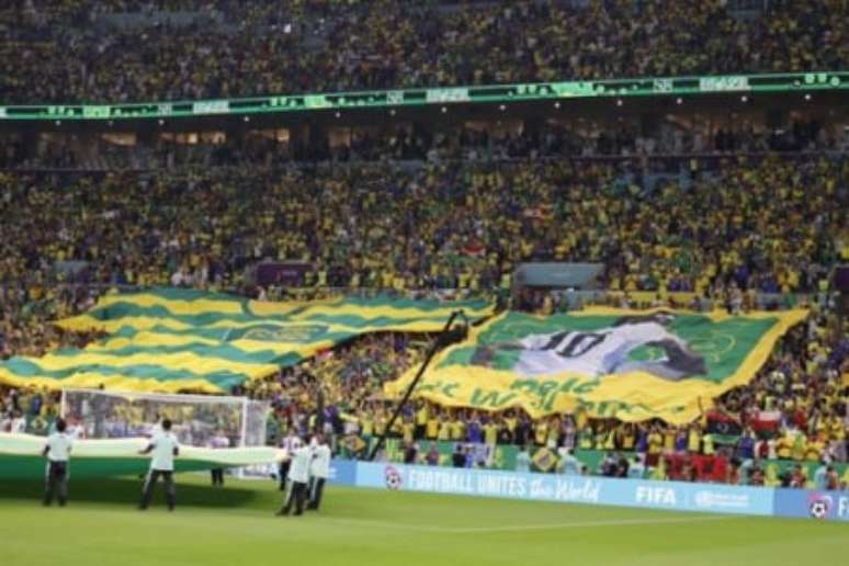 Torcida brasileira faz homenagem a Pelé antes da partida contra Camarões na Copa do Mundo(Foto: EFE/ Antonio Lacerda)