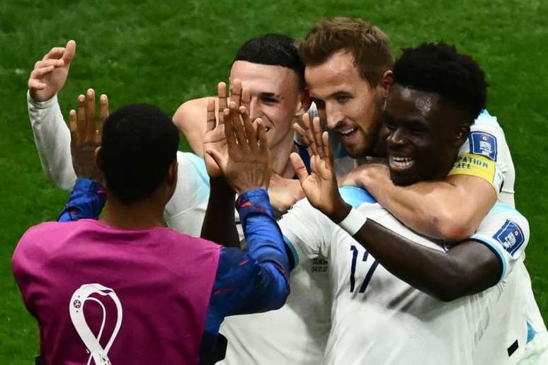 Jovens e 'mais velhos' da Inglaterra celebram classificação às quartas da Copa (Foto: Jewel SAMAD/AFP)