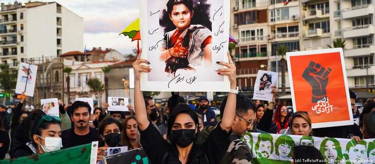 Revolta gerada pela morte da jovem iraniana de origem curda Mahsa Amini desecadeou onda de protestos