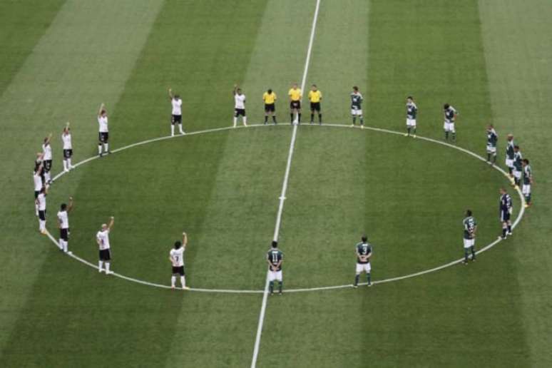 Jogadores homenagearam Sócrates (Foto: Tom Dib/Lancepress!)