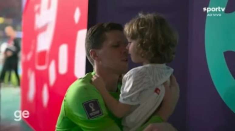 Szczesny e Liam abraçados (Reprodução/SporTV)