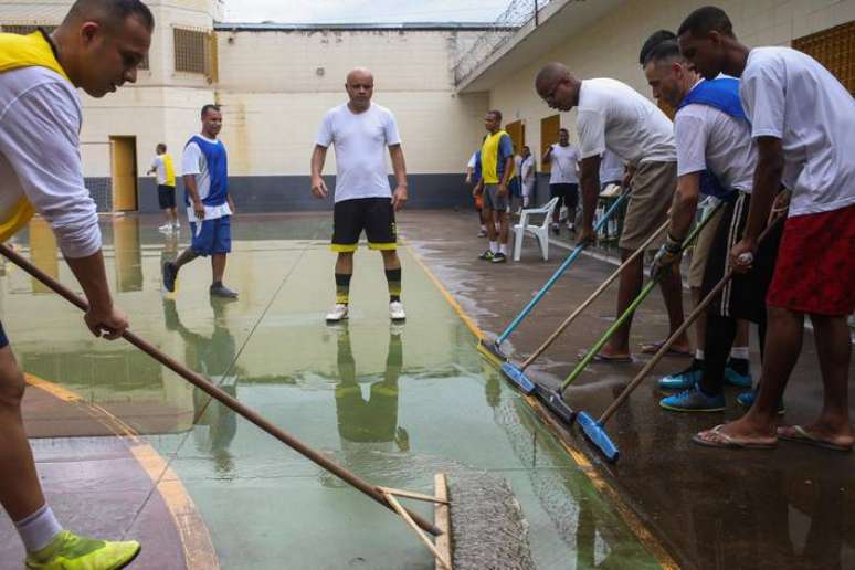 Detentos do Centro de Ressocialização de Limeira cuidam da quadra castiga pela chuva para que os jogos possam acontecer