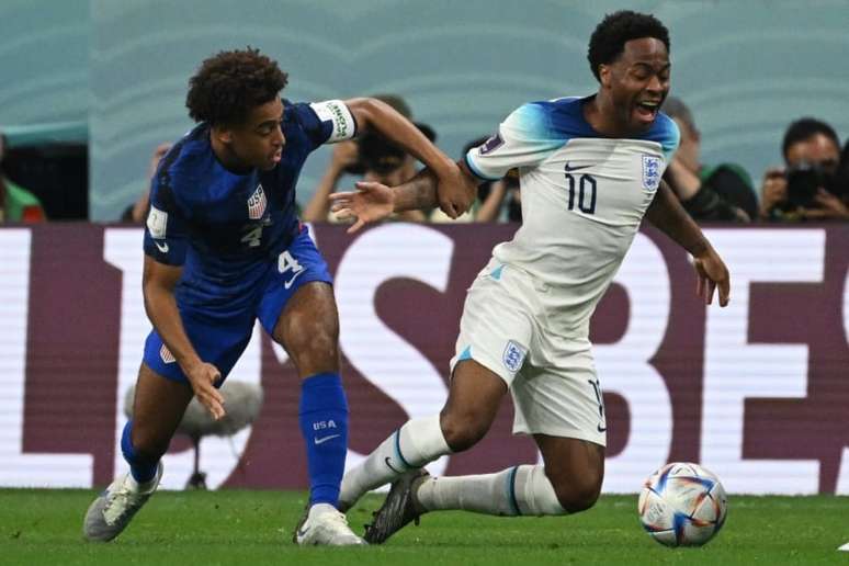 Sterling é ausência no time de Southgate (Foto: Patrick T. FALLON / AFP)