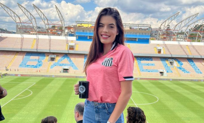 Bailarina cantada por Gabigol é fã do Santos (Foto: Reprodução/Instagram)