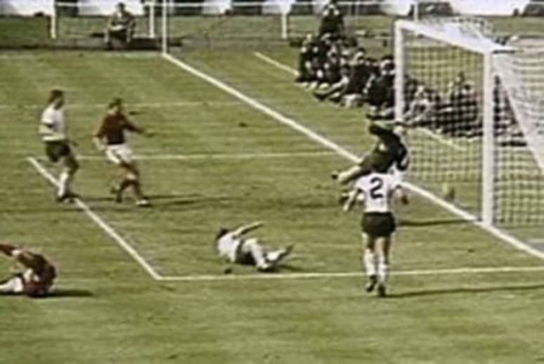 Gol polêmico sobre a Alemanha deu o título a Inglaterra na Copa do Mundo de 1966(Foto: Reprodução)