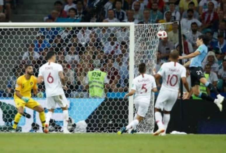Cavani marcou os dois gols uruguaios contra Portugal em 2018 (Foto: ODD ANDERSEN / AFP)