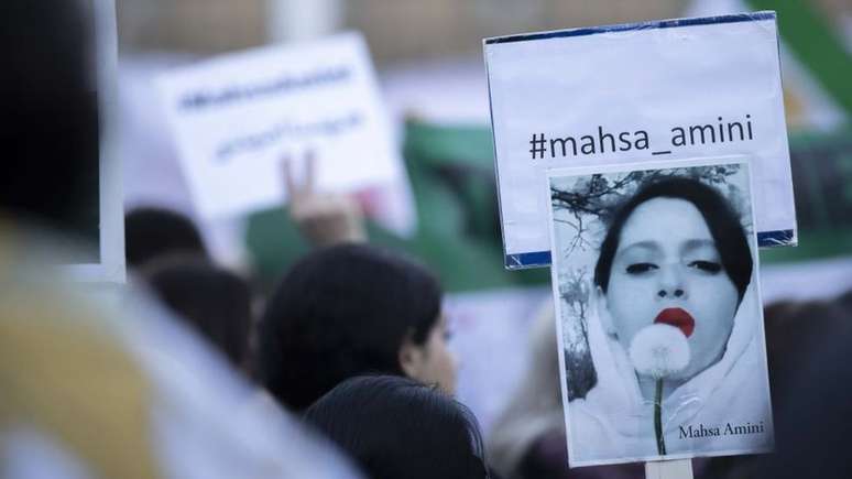 Manifesta&ccedil;&otilde;es tamb&eacute;m est&atilde;o ocorrendo fora do Ir&atilde;, como visto em Londres