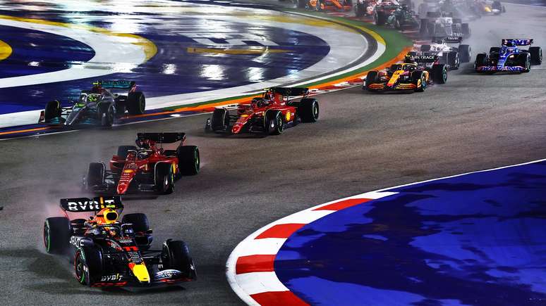 O pelotão da frente no começo do GP de Singapura 