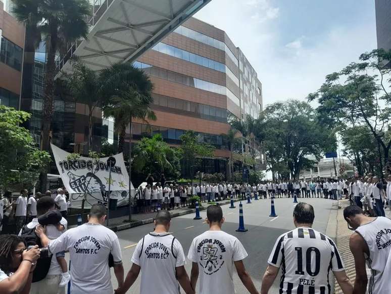 Torcedores do Santos fazem vigília por Pelé em frente ao Hospital Albert Einstein