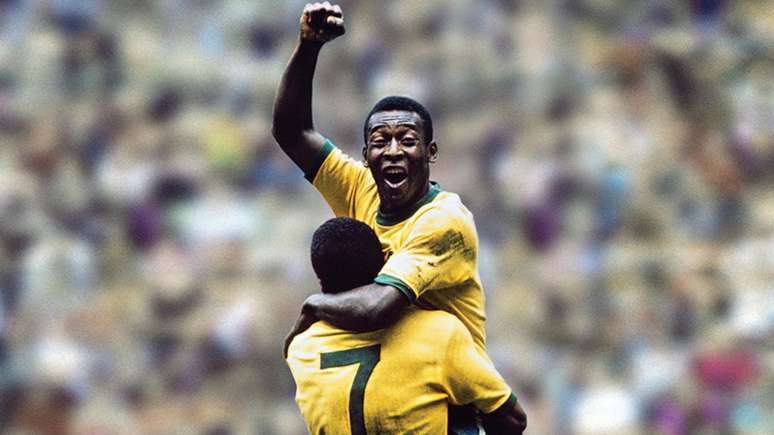 Imagem mostra Pelé comemorando um gol em Copa do Mundo.