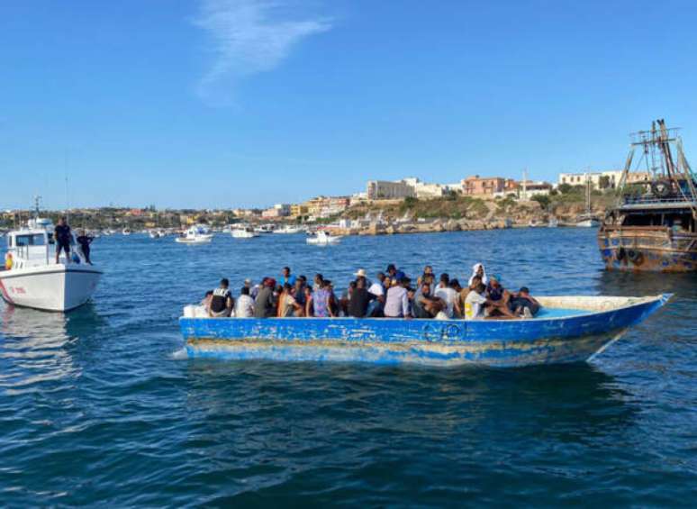 Barco com migrantes na costa de Lampedusa, sul da Itália