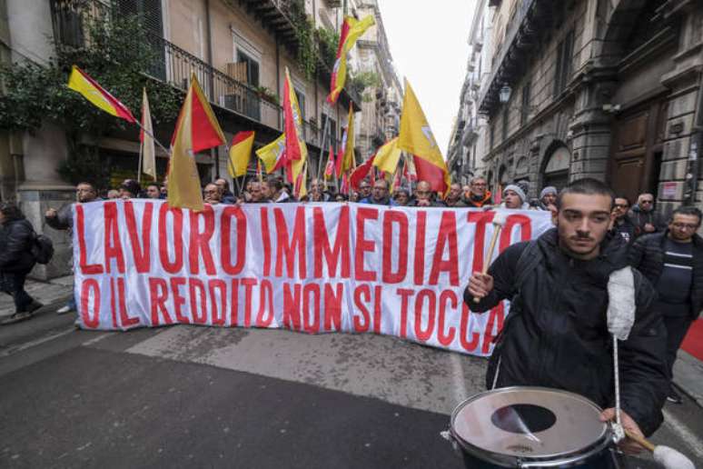 Protesto em defesa da renda de cidadania em Palermo, sul da Itália