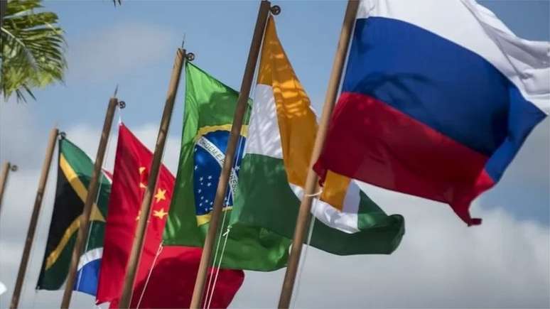 Bandeiras dos países do BRICS, vistos por Nye como uma "conveniência diplomática", mas não um motor da política internacional