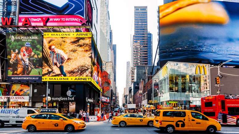 Táxis em rua de Manhattan, Nova York