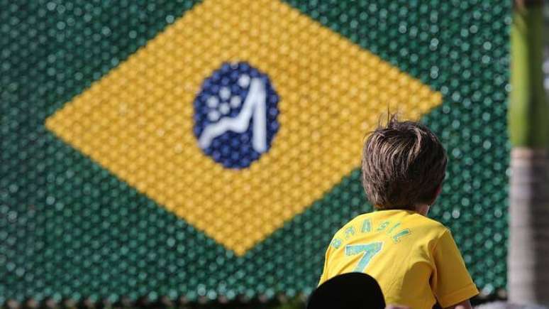 Muitas crianças sonham em ser jogador de futebol. E esse sonho pode trazer muitos benefícios.