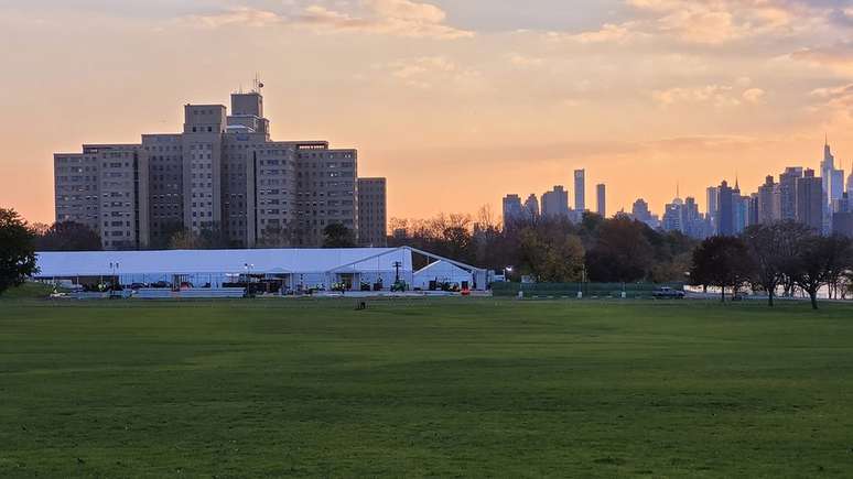 O governo da cidade de Nova York montou uma grande tenda na Randalls Island por quase um mês para abrigar os migrantes