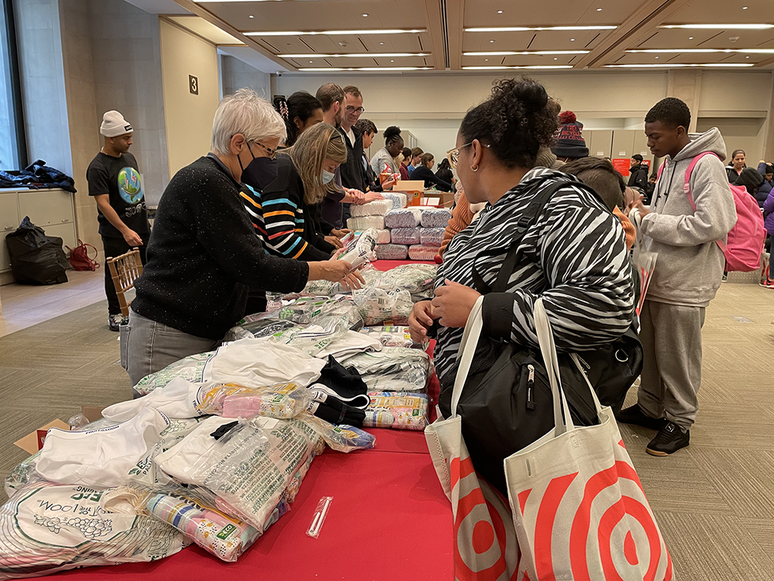 Em 19 de novembro, foi realizado um evento do Projeto Rousseau no MET para ajudar os migrantes em Nova York