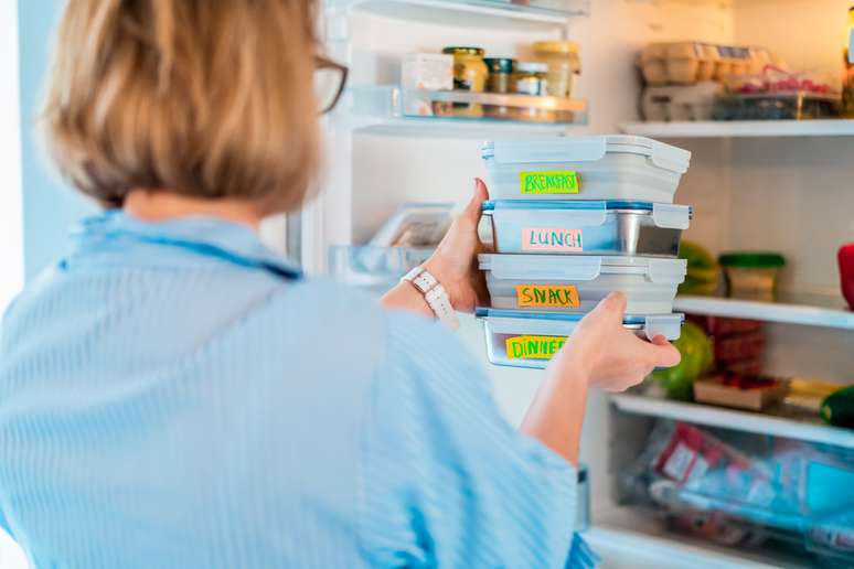 Manter a marmita na geladeira ajuda a conservar a comida 