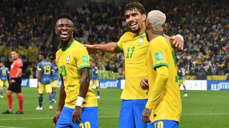 Imagem mostra a comemoração do gol do Brasil na Copa do Mundo.