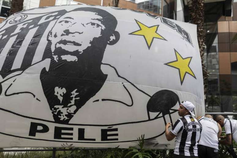 Vigília de torcedores do Santos em frente ao Hospital Albert Einstein, em São Paulo, onde Pelé está internado