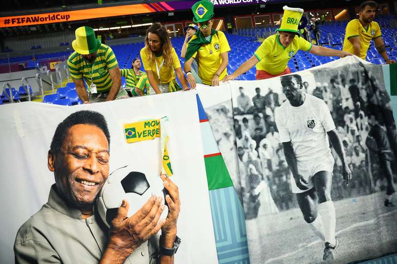 Torcida brasileira com cartaz em apoio a Pelé no Estádio 974, no Catar 
