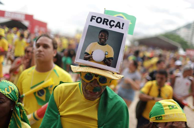 Torcedor brasileiro com foto de Pelé no Rio de Janeiro 